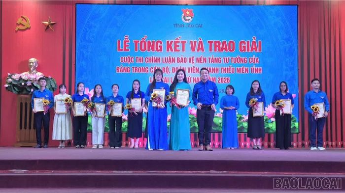 Trao giải cho 2 thí sinh đoạt giải B.