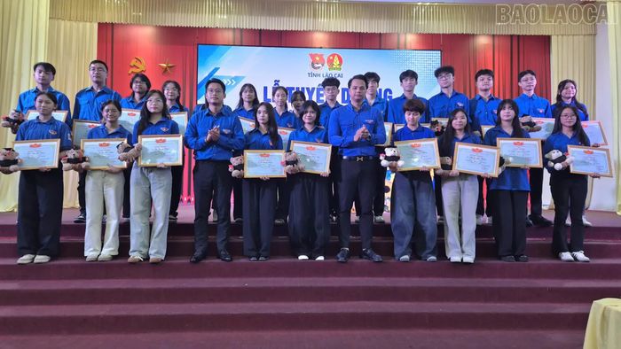 Trao giải thưởng "Nhà giáo trẻ tiêu biểu" và "Học sinh 3 tốt" cấp tỉnh năm học 2025 - 2026.