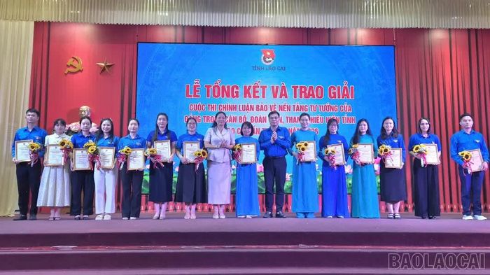 Trao giải cho 16 tác giả xuất sắc.