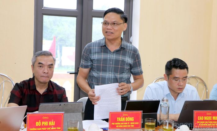 Thành viên Đoàn giám sát tham gia ý kiến tại buổi làm việc.