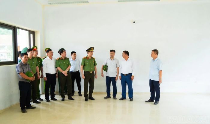 Đại tá Trịnh Khắc Cường - Giám đốc Công an tỉnh Lào Cai và đoàn công tác thăm, kiểm tra tiến độ thi công Trường Phổ thông Nội trú Tiểu học và THCS Mường Khương.