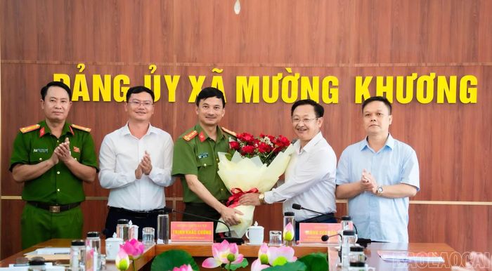 Xã Mường Khương tặng hoa chúc mừng tân Giám đốc Công an tỉnh Lào Cai.