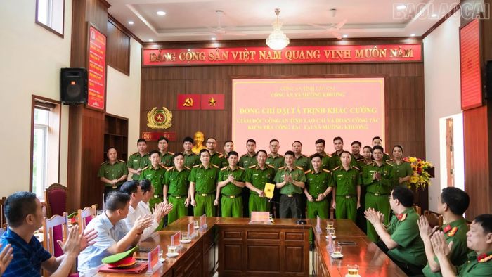 Giám đốc Công an tỉnh Lào Cai Trịnh Khắc Cường thăm, tặng quà cán bộ, chiến sĩ Công an xã Mường Khương.