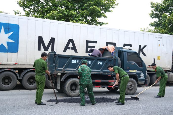 Lực lượng chức năng xử lý các điểm hư hỏng, xuống cấp trên tuyến đường.