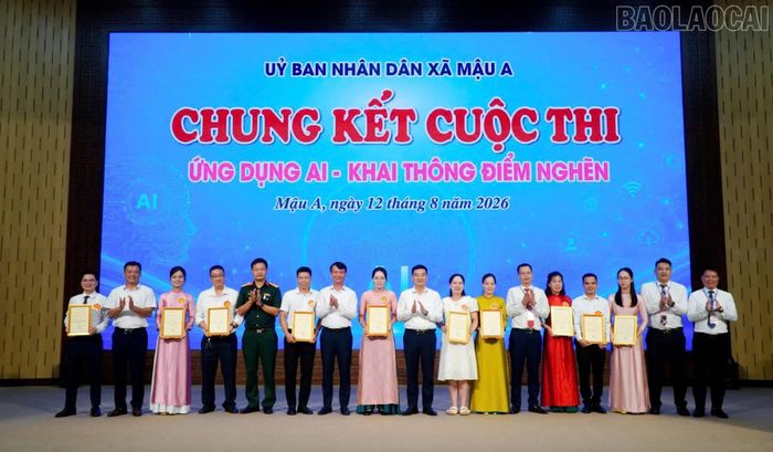 Ban tổ chức trao giải cho các thí sinh xuất sắc.