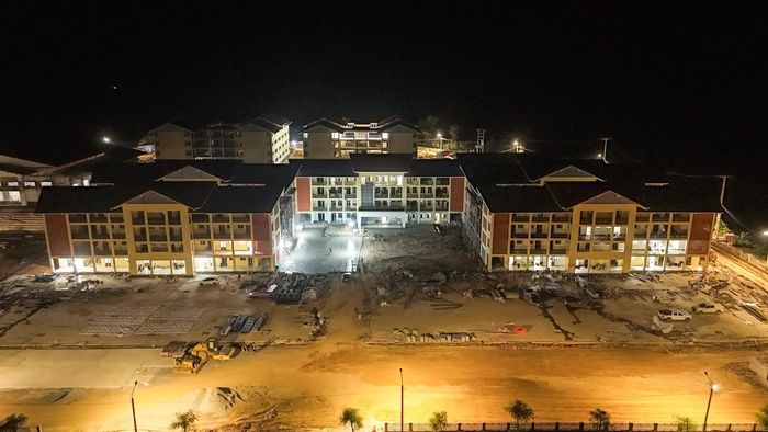 Trên công trường không lúc nào ngơi âm thanh của tiếng máy, tiếng công nhân. Mồ hôi ướt lưng áo công nhân, thấm đẫm quyết tâm đưa công trình về đích đúng hẹn khi năm học mới đã cận kề.
