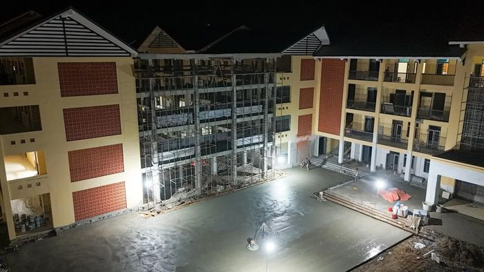 Màn đêm buông xuống cũng là lúc Trường Phổ thông nội trú Tiểu học và THCS A Mú Sung, sáng rực ánh điện. Tốp thợ này nghỉ, tốp thợ khác vào thay.