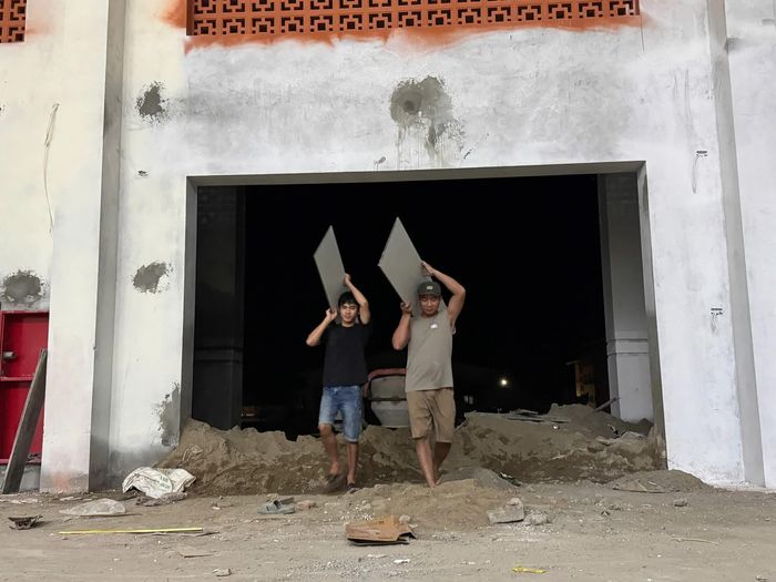 Tổng số nhân công được duy trì trong ngày khoảng 600 người, trong đó ca tối được tăng cường làm việc đến 23h.