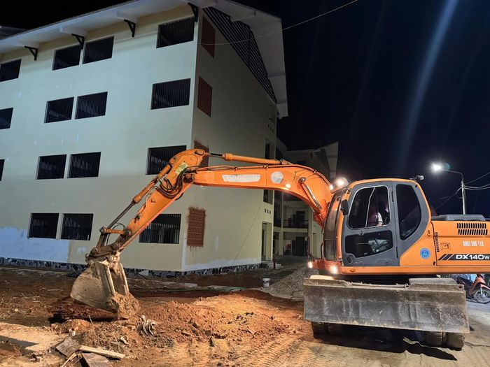 Trên công trường bất kể ngày hay đêm, các đơn vị thi công đang tranh thủ từng giờ, chạy đua với thời gian và điều kiện thời tiết, nỗ lực đưa công trình kịp tiến độ đề ra.