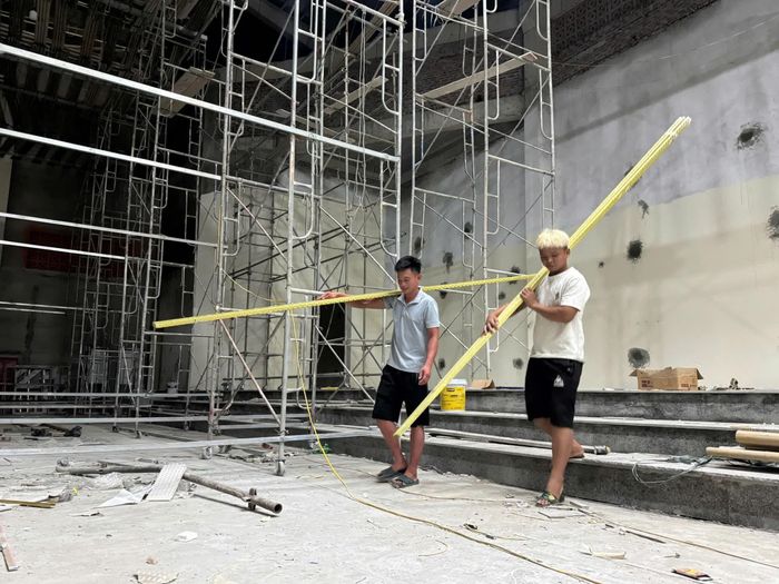 Dưới ánh đèn đêm, hoạt động thi công xây dựng các trường nội trú diễn ra liên tục, đảm bảo tiến độ.