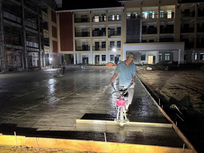 Có mặt tại công trường đêm 11/8, phóng viên ghi nhận không khí thi công khẩn trương tại nhiều hạng mục. Dưới ánh đèn công trường, hàng chục công nhân, kỹ sư vẫn miệt mài làm việc để hoàn tất những phần việc cuối cùng.