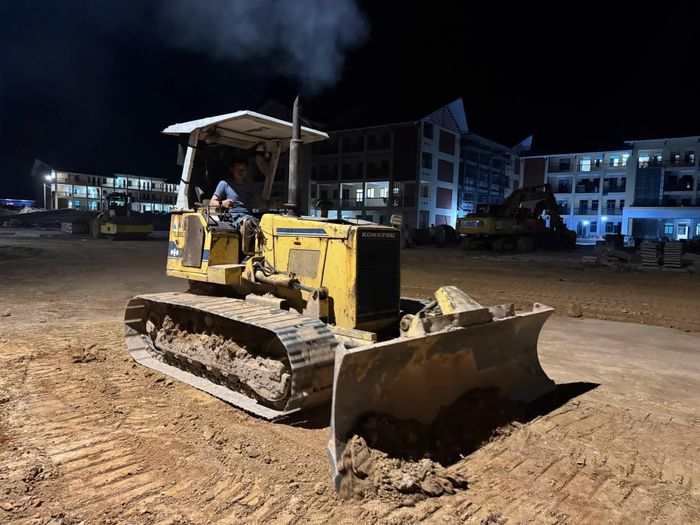 Theo ông Nguyễn Văn Ngọc - Chỉ huy trưởng công trình, nhằm bảo đảm tiến độ bàn giao đúng cam kết với chủ đầu tư, nhà thầu đã huy động thêm máy móc, nhân lực và tổ chức thi công liên tục 3 ca mỗi ngày.