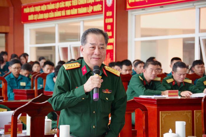Đại tá Trần Hữu Nhân, Phó Tham mưu trưởng Quân khu 7 trao đổi một số vấn đề liên quan tại buổi đối thoại