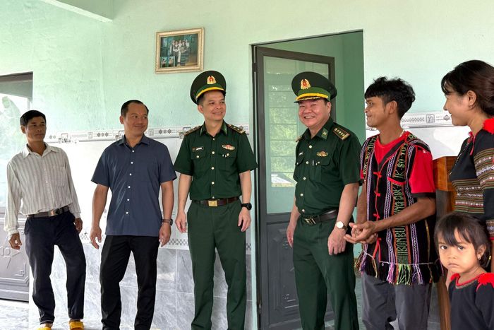 Thăm hỏi, động viên gia đình vừa được hỗ trợ xây dựng nhà ở, góp phần giúp người dân vùng biên an cư, yên tâm phát triển kinh tế