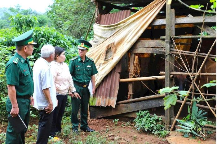 Cán bộ Đồn Biên phòng Tuy Đức phối hợp với chính quyền địa phương khảo sát hoàn cảnh khó khăn của hộ dân để triển khai các mô hình hỗ trợ phù hợp, giúp người dân ổn định cuộc sống