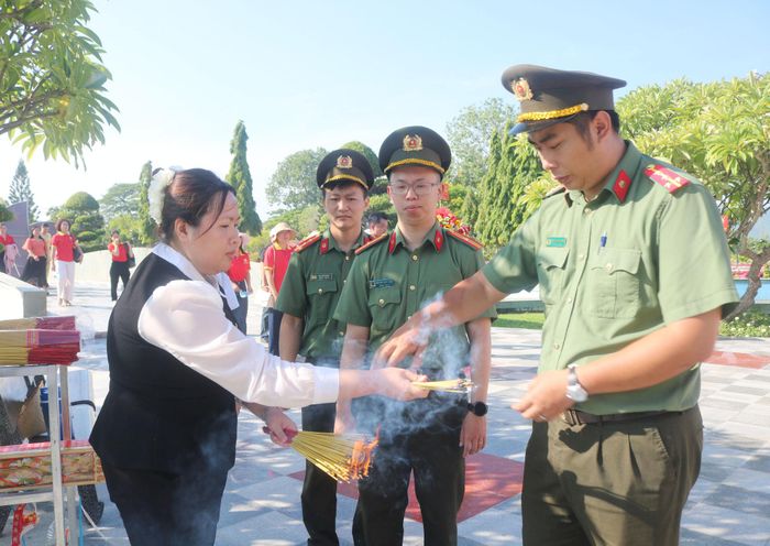 Lan phục vụ các đoàn khách đến viếng nghĩa trang