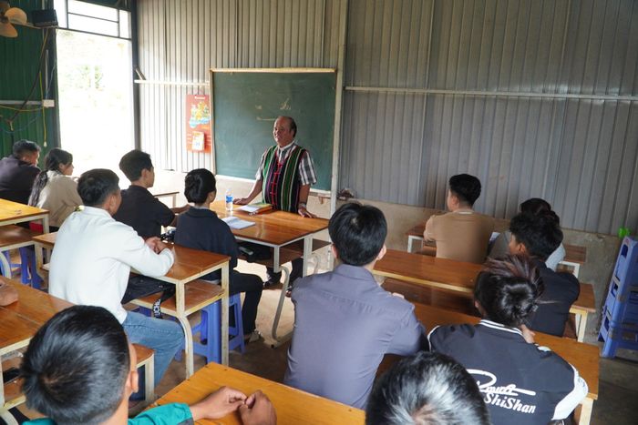 Linh mục Trần Thanh Trực nhắc nhở các tín đồ để làm giáo dân tốt thì phải làm tròn bổn phận của người công dân đối với địa phương