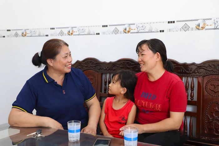 Bà La Thị Công - Bí thư Chi bộ, Trưởng buôn Knă, xã Đắk Wil (bên trái) luôn quan tâm nắm bắt tình hình đời sống, tư tưởng của người dân