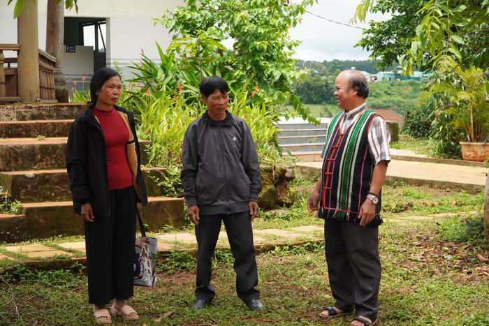 Linh mục Trần Thanh Trực - Giáo xứ Quảng Trực (bên phải) luôn nhắc nhở các tín đồ giữ gìn đoàn kết, nâng cao cảnh giác, không nghe, không tin và không làm theo những lời xúi giục, lôi kéo.