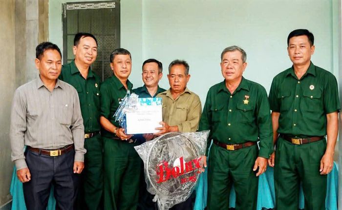 11.8 - Những căn nhà được bàn giao, những món quà được trao tặng là sự sẻ chia, đồng hành của các CCB với hội viên khó khăn