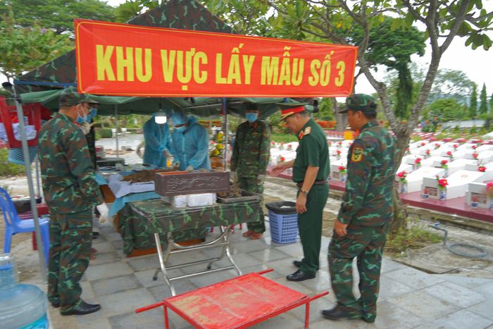 Thiếu tướng Đinh Hồng Tiếng - Ủy viên Ban Thường vụ Tỉnh ủy, Chỉ huy trưởng Bộ Chỉ huy Quân sự tỉnh thăm, động viên các tổ lấy mẫu tại Nghĩa trang Liệt sĩ Bình Thuận