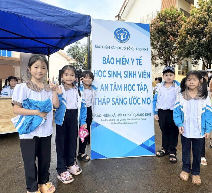 BHXH cơ sở Quảng Khê đưa chính sách BHYT đến trường học.