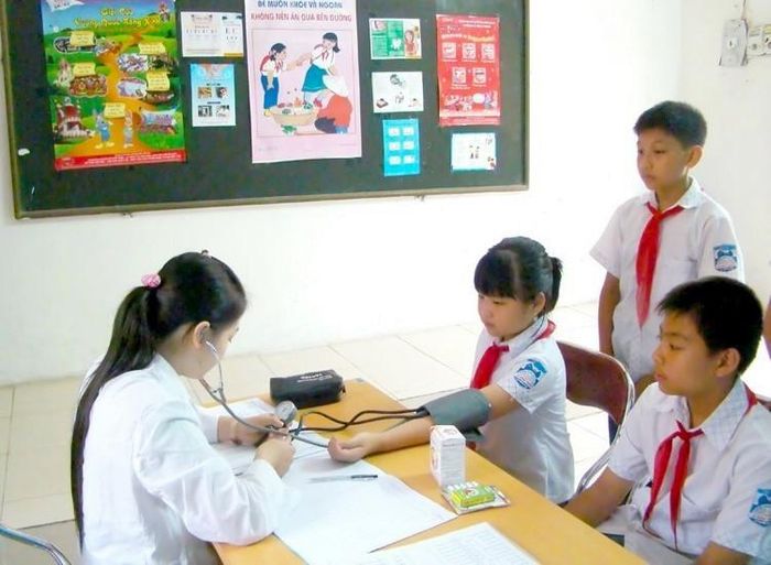 Khám sức khỏe cho học sinh tại trường học.