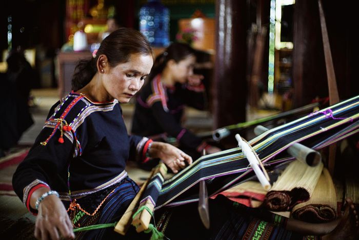 Nghệ nhân Êđê với nghề dệt thổ cẩm truyền thống (Ảnh: Võ Anh Tú)
