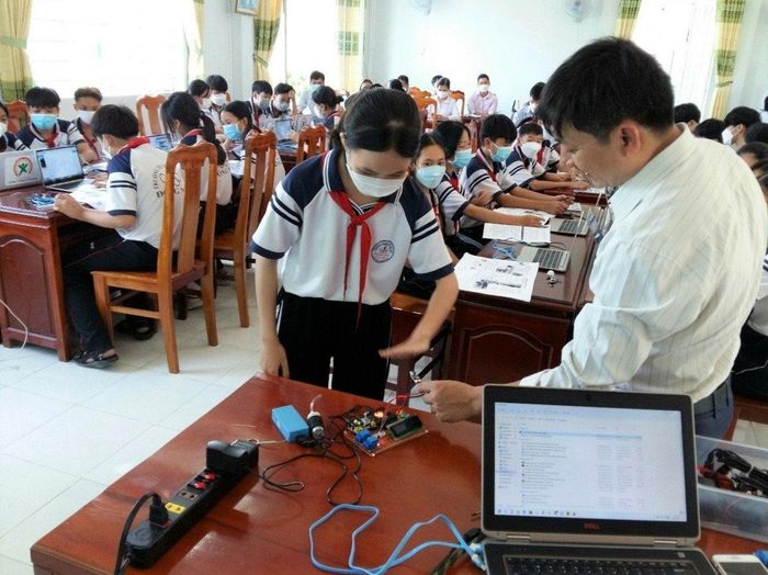 Một tiết học STEM tại Trường THCS Đồng Nai (xã Cát Tiên)
