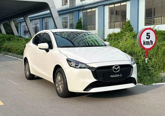 Cụm đèn LED hiện đại kết hợp lưới tản nhiệt viền mạ crom rộng hơn.
