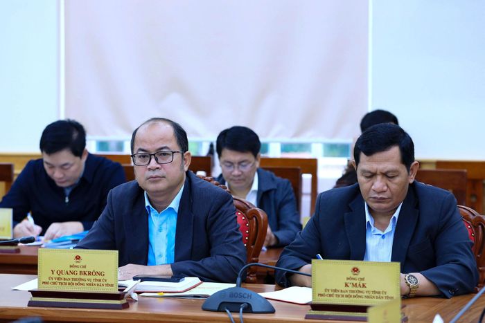 Thường trực HĐND tỉnh Lâm Đồng theo dõi phát biểu của Chủ tịch HĐND tỉnh Lưu Văn Trung tại phiên họp