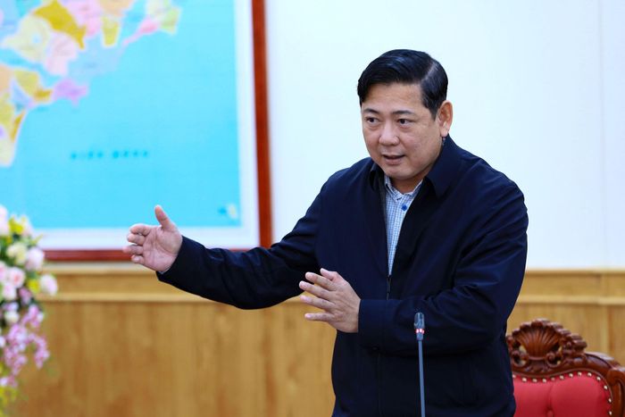 Ủy viên Ban Thường vụ Tỉnh ủy, Phó Chủ tịch HĐND tỉnh Lâm Đồng Tiêu Hồng Phúc cho ý kiến về các nội dung được xem xét tại phiên họp