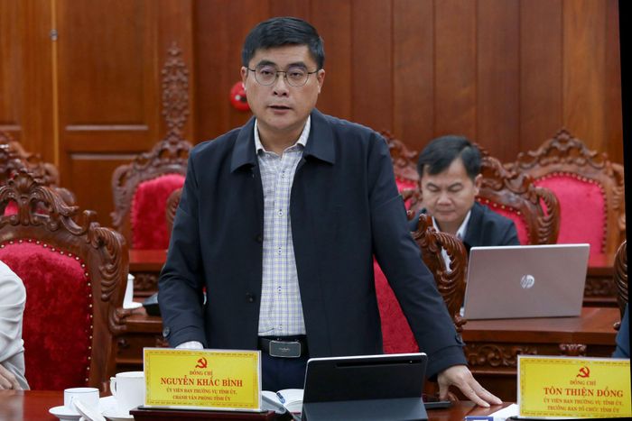 Đồng chí Nguyễn Khắc Bình, Ủy viên Ban Thường vụ Tỉnh ủy, Chánh Văn phòng Tỉnh ủy phát biểu tại buổi làm việc