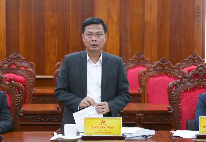 Đồng chí Đinh Văn Tuấn, Tỉnh ủy viên, Phó Chủ tịch UBND tỉnh Lâm Đồng trả lời một số ý kiến được đưa ra tại buổi làm việc