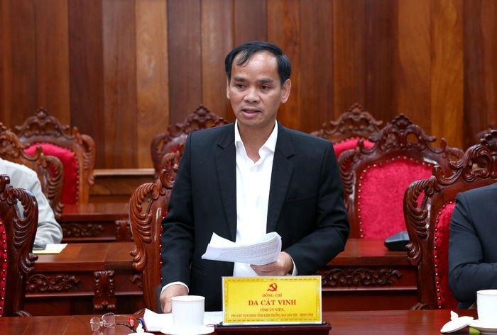 Đồng chí Đa Cát Vinh, Tỉnh ủy viên, Phó Chủ tịch HĐND tỉnh trả lời một số ý kiến được nêu ra tại buổi làm việc