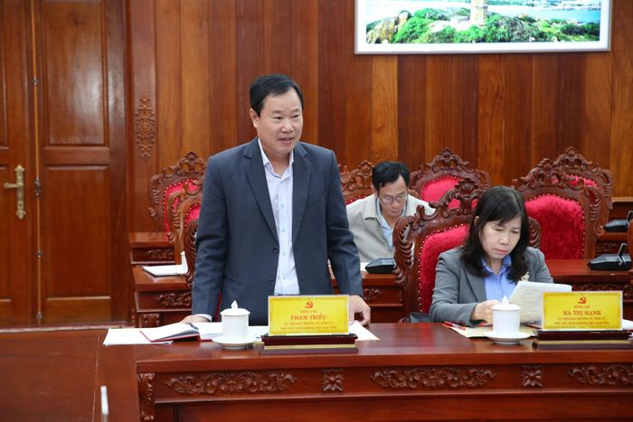 Đồng chí Phạm Triều, Ủy viên Ban Thường vụ Tỉnh ủy, Phó Chủ tịch Thường trực Ủy ban MTTQ Việt Nam tỉnh Lâm Đồng báo cáo tại buổi làm việc