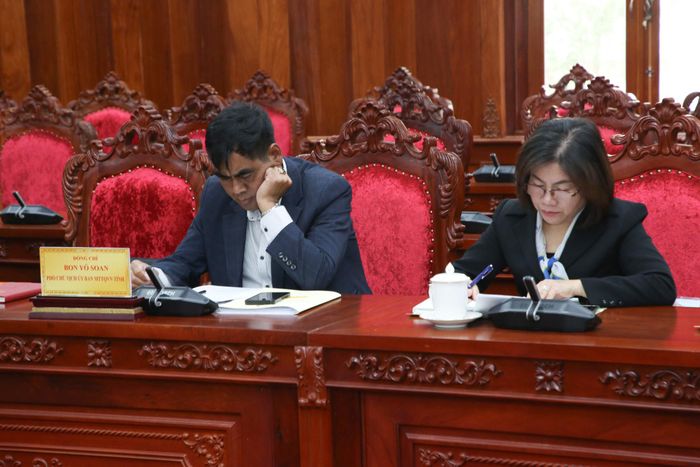 Các đại biểu tham dự buổi làm việc