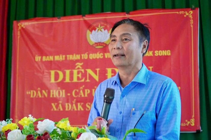Phó Bí thư Đảng ủy, Chủ tịch UBND xã Đắk Song - Nguyễn Ngọc Thân đã trực tiếp trao đổi, giải đáp một số nội dung thuộc thẩm quyền