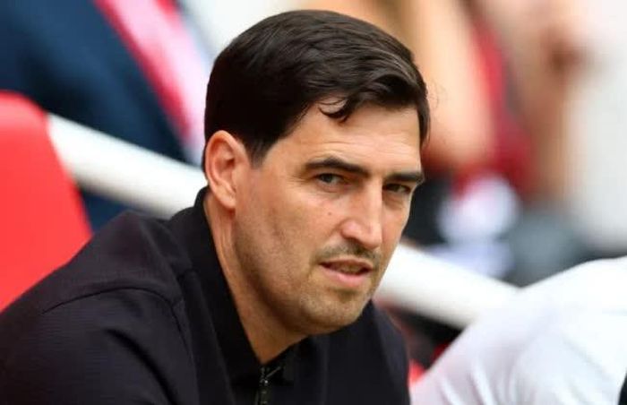 Andoni Iraola đối mặt bài toán nhân sự ở Liverpool.