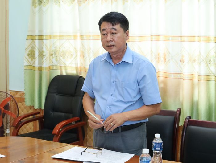 Phó Chủ tịch UBND xã Tánh Linh Nguyễn Minh Dũng báo cáo tại buổi làm việc