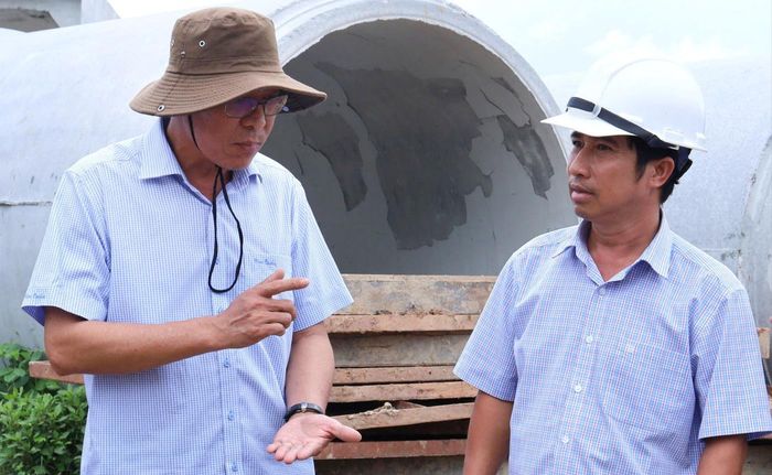 Phó Chủ tịch UBND tỉnh Lâm Đồng Nguyễn Minh (trái) chỉ đạo khi kiểm tra thực tế việc thi công dự án tuyến đường N26