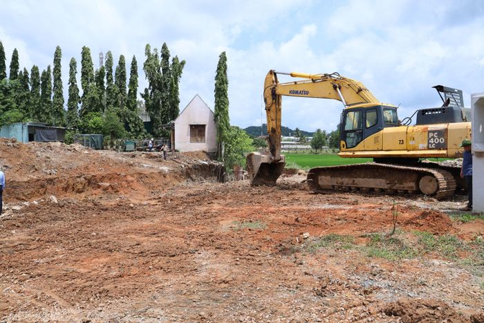 Đơn vị thi công là Công ty Xây lắp Hòa Bình chưa tích cực trong tổ chức thi công