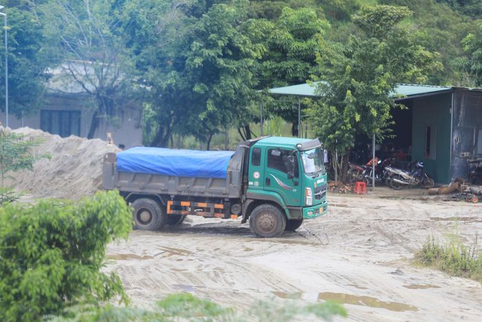 Nhiều mỏ cát tại Lâm Đồng niêm yết giá tại mỏ dưới 300.000 đồng/m3 nhưng đơn vị thu mua cho rằng thực tế không phải như vậy