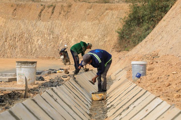Giá vật liệu xây dựng, đặc biệt là cát, có sự chênh lệch rất lớn từ khâu niêm yết đến thực tế mua bán và thi công công trình
