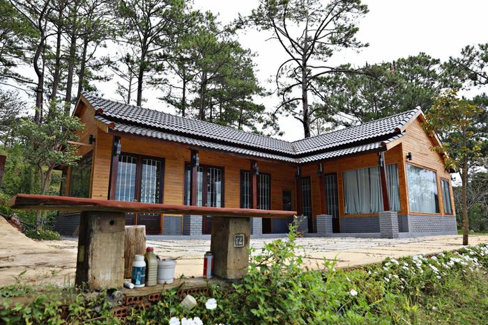 Đối với một số hạng mục, công trình xây dựng trái quy định, chính quyền địa phương yêu cầu đơn vị chủ rừng tăng cường tuần tra, lập hồ sơ gửi UBND xã để xử lý theo thẩm quyền