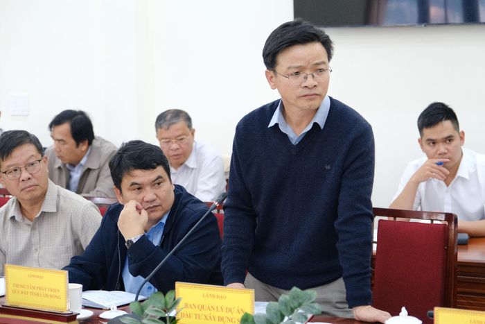Ông Trần Văn Hiệp, Quyền Giám đốc Ban Quản lý dự án Đầu tư xây dựng số 1 tỉnh Lâm Đồng báo cáo tiến độ thực hiện giải ngân vốn đầu tư công trên địa bàn