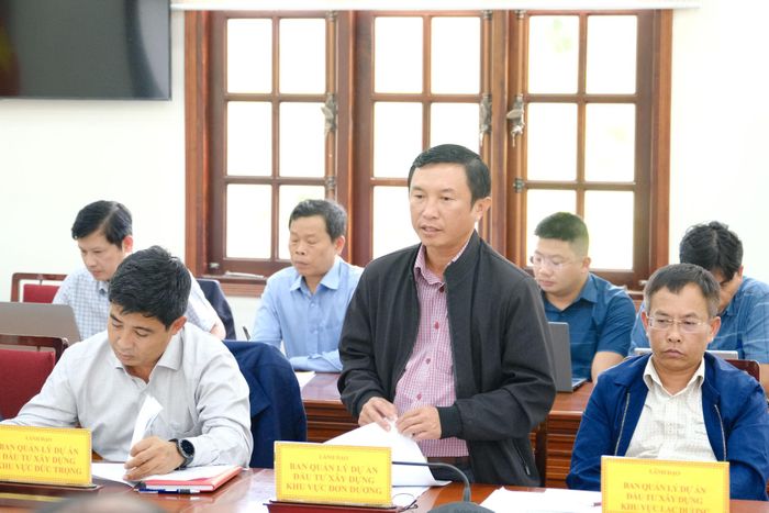 Ông Trần Thanh Vũ, Giám đốc Ban Quản lý dự án Đầu tư xây dựng khu vực Đơn Dương báo cáo tiến độ thực hiện giải ngân vốn đầu tư công trên địa bàn