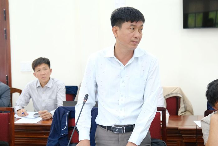 Ông Hoàng Trung Kiên, Giám đốc Ban Quản lý dự án Đầu tư xây dựng khu vực Di Linh báo cáo tiến độ thực hiện giải ngân vốn đầu tư công trên địa bàn