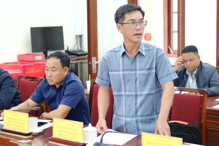 Ông Hoàng Ngọc Thành, Giám đốc Ban Quản lý dự án Đầu tư xây dựng khu vực Lâm Hà báo cáo tiến độ thực hiện giải ngân vốn đầu tư công trên địa bàn