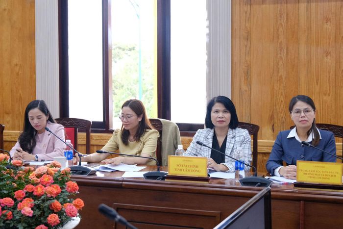 Lãnh đạo các ngành và địa phương tham dự cuộc họp